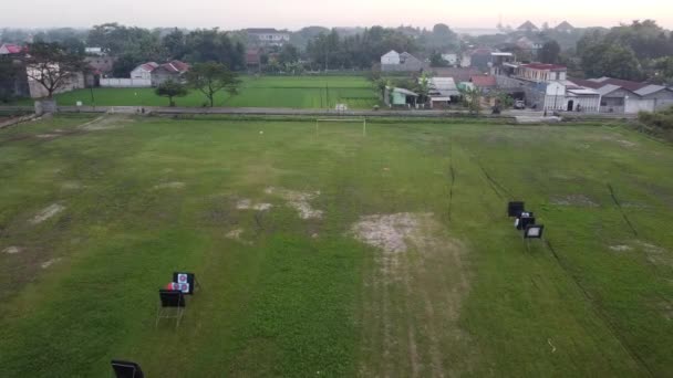 Luftaufnahme eines Fußballfeldes auf dem Land - Filmmaterial, Video