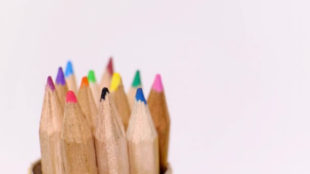 Крупним планом набір різнокольорових дерев'яних олівців різних кольорів, що обертаються на білому тлі. Ізольований об'єкт з простором для копіювання. Повернутися до концепції школи
. - Кадри, відео