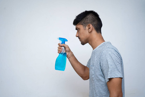 młody Azji nastolatek chłopiec za pomocą dezynfektor dla zapobiegania covid-19. - Zdjęcie, obraz