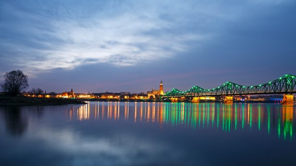 Панорама города и освещенный мост ночью
 - Фото, изображение