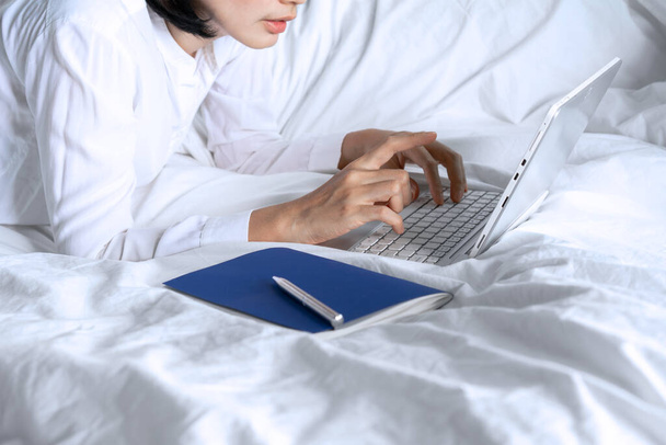 Vrouwelijk schrijven voor het studeren online of tutor thuis. Onderwijs online concept - Foto, afbeelding