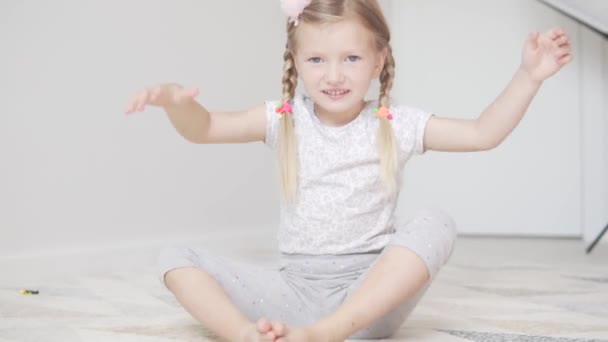 Pikkulapsi lämmittää jalkansa perhonen liikunta - Materiaali, video