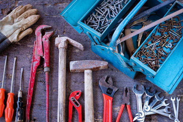 Caixa de ferramentas com equipamentos enferrujados na mesa. Usado, velho conceito de ferramentas de trabalho
. - Foto, Imagem