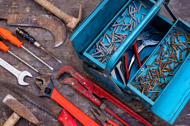 Caixa de ferramentas com equipamentos enferrujados na mesa. Usado, velho conceito de ferramentas de trabalho
. - Foto, Imagem