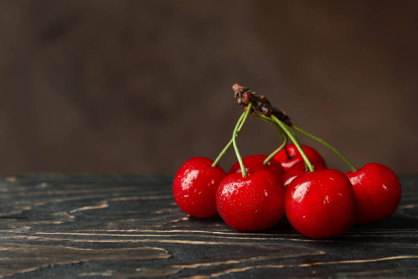 Cereja vermelha fresca no fundo de madeira, close-up
 - Foto, Imagem