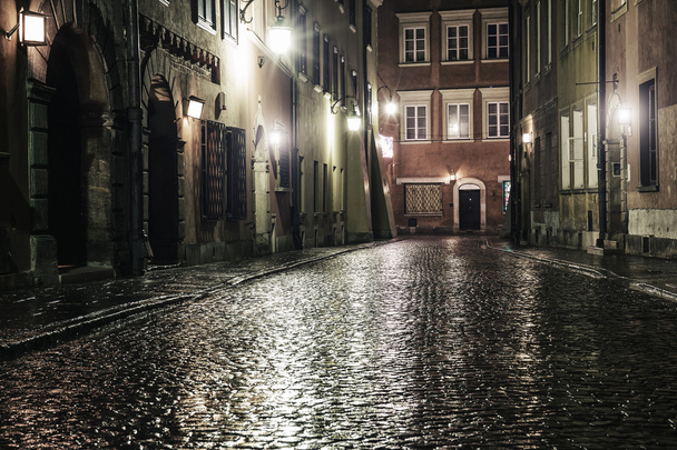 Kadun Varsovan vanhassa kaupungissa yöllä
 - Valokuva, kuva