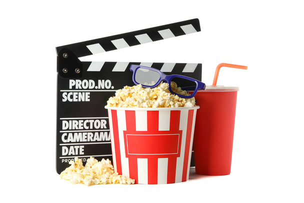 Clapperboard, vödör popcornnal, itallal és fehér alapon elszigetelt 3D-s szemüveggel - Fotó, kép