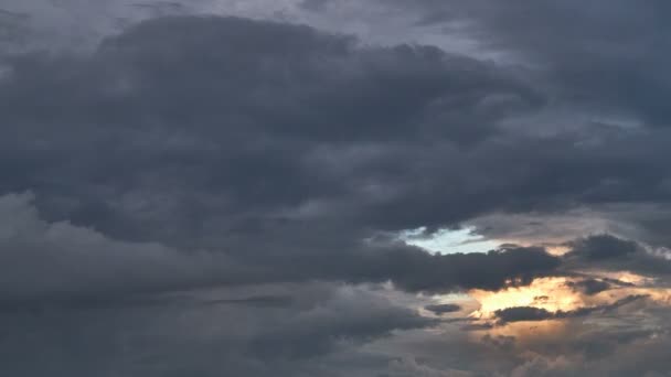 Epische storm tropische wolken bij zonsondergang. Tijdspanne van 4K. - Video