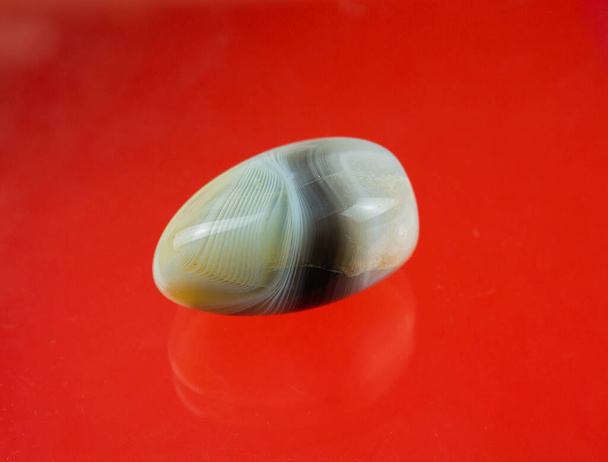 Achát je silný léčivý kámen s krásnými šedobílými pruhy z botswany - Fotografie, Obrázek