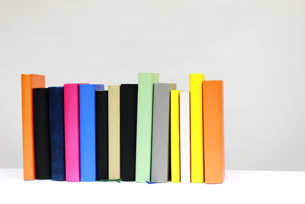 Stos książek na białym - Zdjęcie, obraz