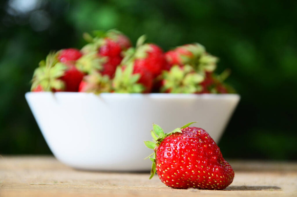 resh strawberries in bowl natural background - Foto, afbeelding
