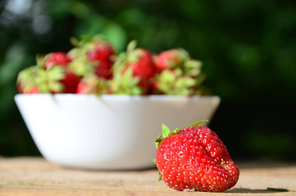 resh strawberries in bowl natural background - Фото, зображення
