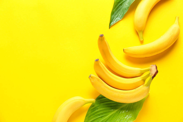 Plátanos maduros sobre fondo de color
 - Foto, Imagen