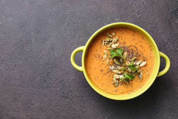 Горшок вкусного чечевичного супа на тёмном фоне
 - Фото, изображение