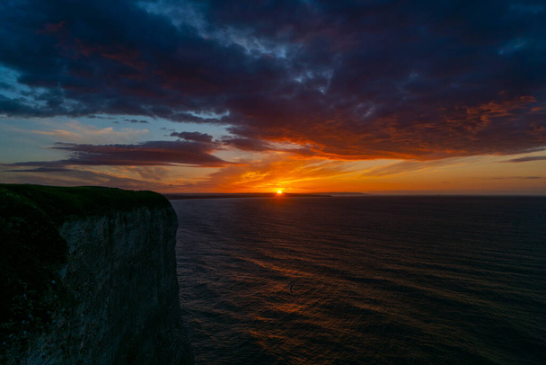 Zachód słońca nad morzem w pobliżu Thornwick Bay, Flamborough Head, East Yorkshire, Wielka Brytania - Zdjęcie, obraz