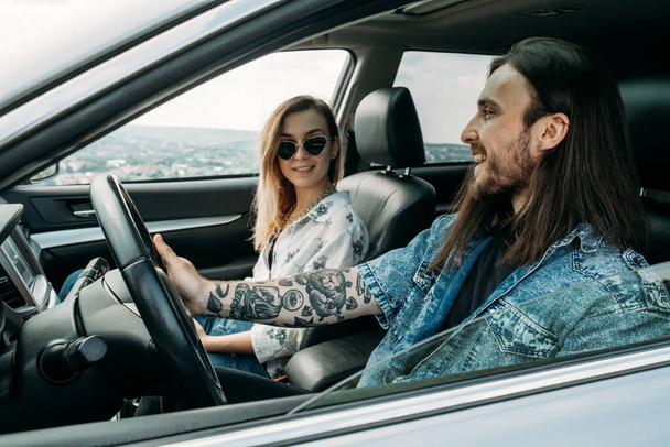Joven elegante viaja Hipsters divirtiéndose sentado en coche moderno viaje y viaje por carretera concepto
 - Foto, imagen