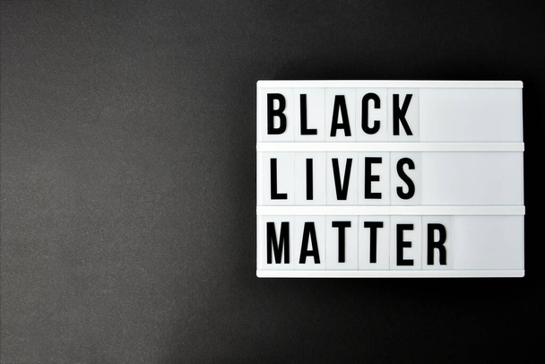 BLACK LIVES MATTER texto sobre um fundo preto. Freedom of Speech Vintage Retro citar quadro. Protesto contra o fim do racismo, anti-racismo, igualdade. Cartaz sobre a violação dos direitos humanos
 - Foto, Imagem