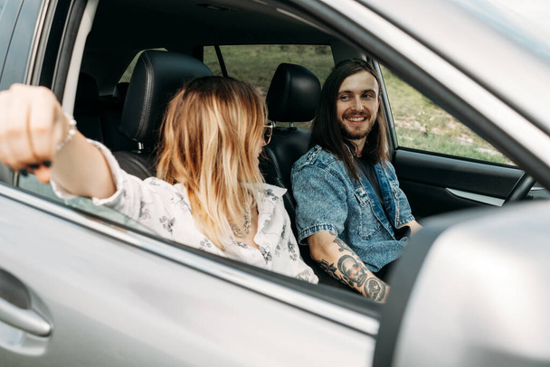 Nuori tyylikäs matkustava Hipsters ottaa hauskaa istuu moderni auton matka ja road trip käsite - Valokuva, kuva