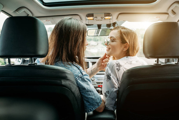 Nuori tyylikäs matkustava Hipsters ottaa hauskaa istuu moderni auton matka ja road trip käsite - Valokuva, kuva