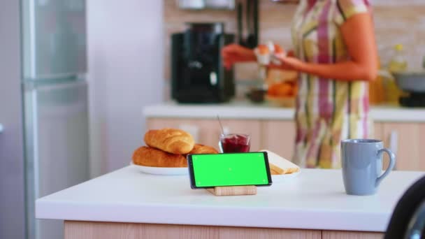 Claves de croma en el teléfono inteligente en la cocina
 - Metraje, vídeo