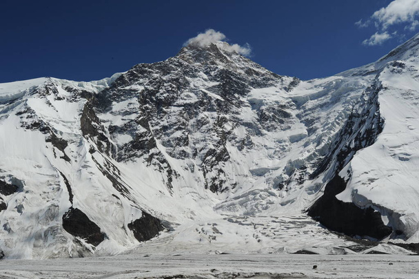 Khan Tengri peak and the Tien Shan ridges on the border of three countries: Kazakhstan, Kyrgyzstan and China. - Photo, Image