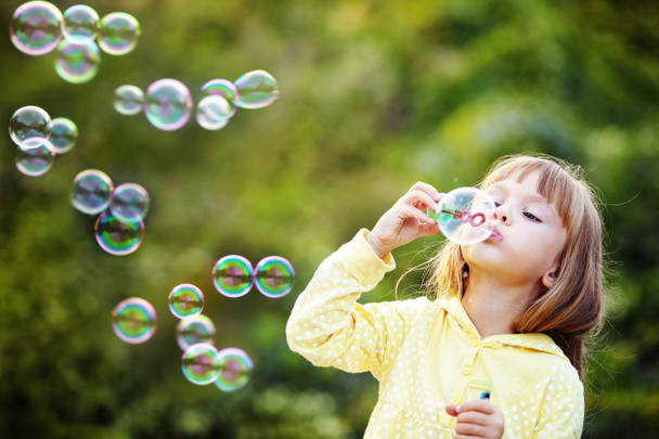 Niño empezando burbujas de jabón
 - Foto, imagen
