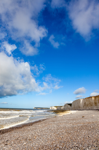 Doverin valkoiset kalliot, jotka ovat osa North Downsin muodostelmaa, ovat Englannin rannikon alue Doverin ja Ranskan salmessa. Kallio kasvot, joka saavuttaa korkeus 350 jalkaa, johtuu sen silmiinpistävä ulkonäkö sen koostumus liitu accen - Valokuva, kuva