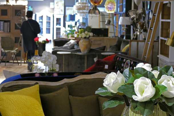 primer plano de rosas blancas artificiales sobre el fondo borroso de una tienda de muebles
 - Foto, imagen