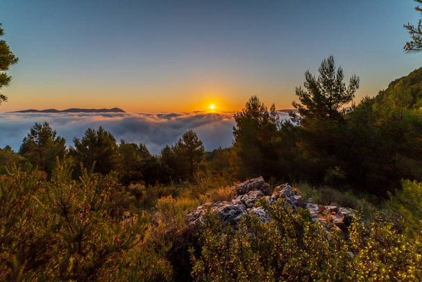 Sonnenaufgang vom Montcabrer an einem Tag mit Wolken, Cocentaina, Alicante, Spanien. - Foto, Bild