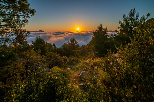 Vue sur le lever du soleil depuis la montagne Montcabrer en une journée avec nuages, Cocentaina, Alicante, Espagne. - Photo, image