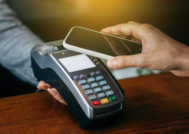 Fizetési tranzakció okostelefonnal a kávézóban - Fotó, kép