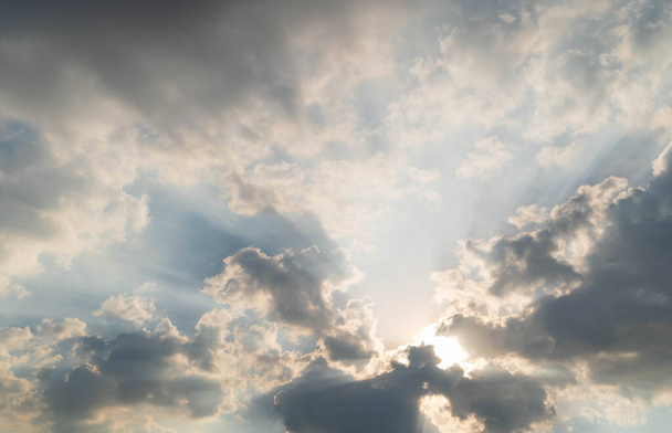 Scène van Ray licht op zonnestraal met bewegende wolken achtergrond in de natuur en reizen concept, groothoek schot Panorama schot - Foto, afbeelding