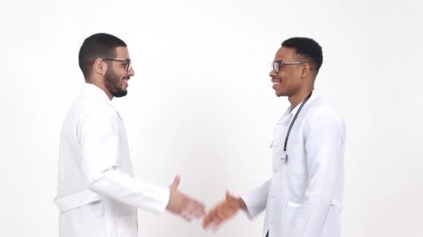 Due medici fiduciosi in piedi in ospedale e stringono le mani. - Filmati, video