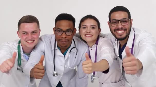 Orvostanhallgatók csoportja hüvelykujj fel jel boldog nézi kamera - Felvétel, videó