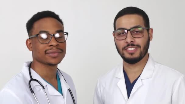 Twee medici van verschillende rassen. - Video