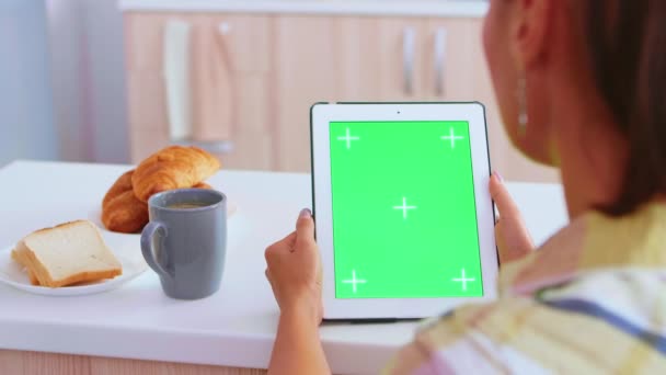 Uso de tableta con pantalla verde
 - Metraje, vídeo