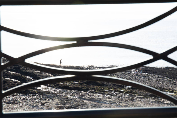 Abstrakcyjne tło plaży i morza za metalową poręczą - Zdjęcie, obraz
