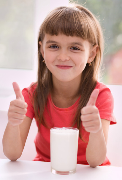 Cute little girl with a glass of milk - Zdjęcie, obraz
