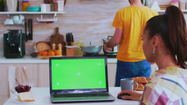 Imprenditore che lavora su laptop con schermo verde - Filmati, video