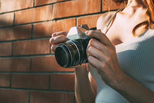 młoda kobieta trzymająca aparat analogowy - Zdjęcie, obraz