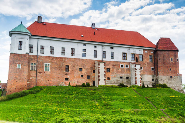 SANDOMIERZ, POLEN - 30. April: Altes Schloss aus dem 14. Jahrhundert in Sandomierz, Polen am 30. April 2015. Sandomierz liegt an der Weichsel - der längsten und größten Stadt Polens. - Foto, Bild