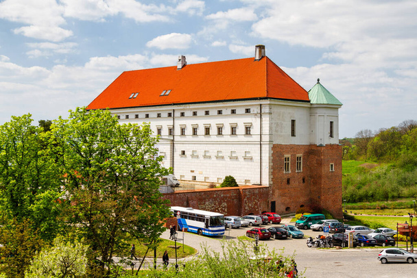SANDOMIERZ, POLÔNIA - 30 de abril: Velho castelo do século XIV em Sandomierz, Polônia, em 30 de abril de 2015. Sandomierz está localizado junto ao rio Vístula - o maior e mais longo da Polônia
. - Foto, Imagem