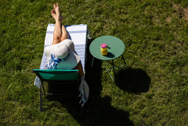 ylhäältä näkymä nainen aurinkoa takapihalla kesällä hauskaa - Valokuva, kuva