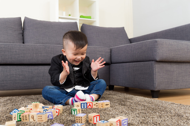 Petit garçon se sentant excité de jouer bloc jouet
 - Photo, image