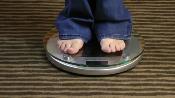 Mujer atractiva feliz con su peso
 - Metraje, vídeo