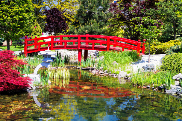 KYOTO, JAPAN - KWIECIEŃ 15: Ogród japoński w Kioto, Japonia, 15 kwietnia 2015. Wiosna jest bardzo piękna pora roku, aby odwiedzić ogrody, świątynie i sanktuaria. - Zdjęcie, obraz