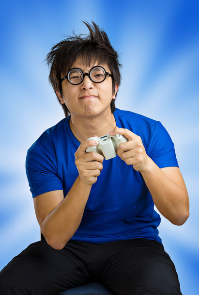 Homme jouant jeu vidéo sur fond bleu
 - Photo, image