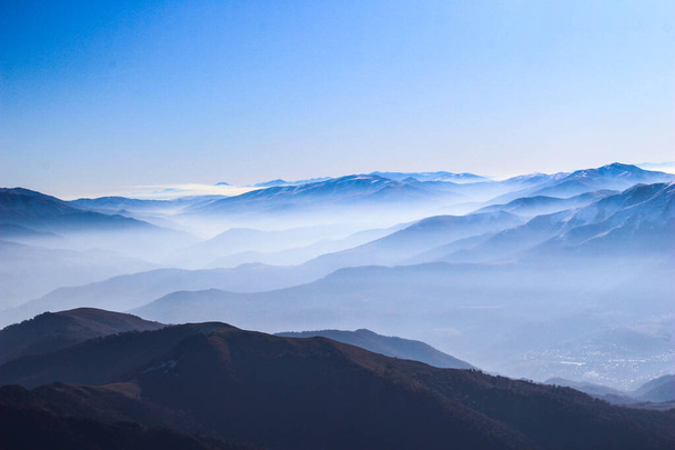 Mavi dağların tepesinde - Fotoğraf, Görsel