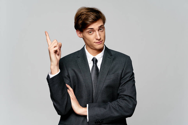 Guapo modelo inteligente hombre en un traje de negocios muestra el pulgar hacia arriba
 - Foto, Imagen