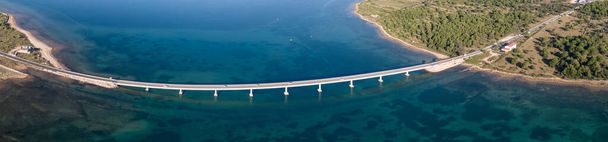Veduta aerea del ponte sull'isola di Vir sul mare Adriatico in Croazia - Foto, immagini